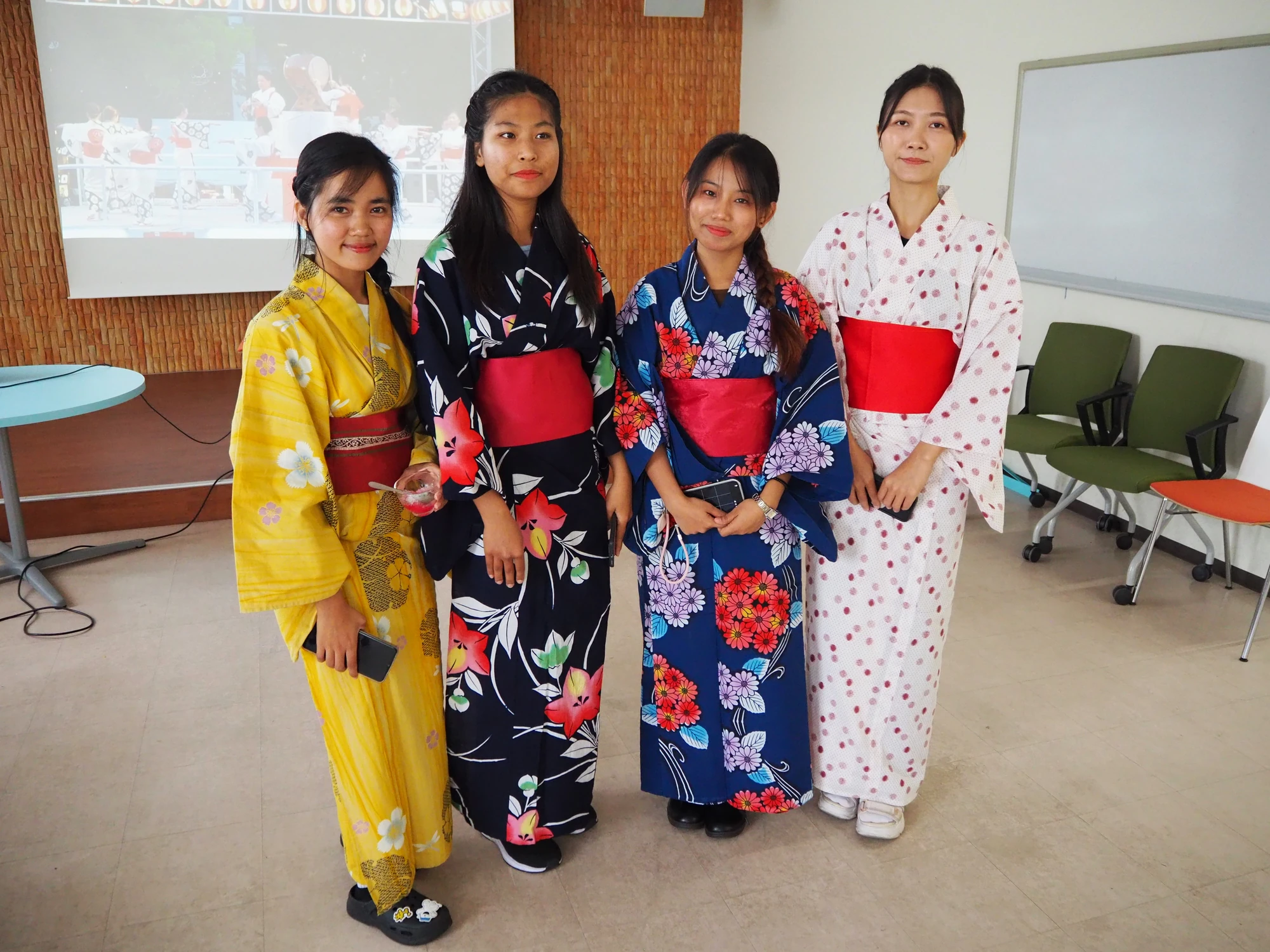浴衣姿で並ぶ学生たち