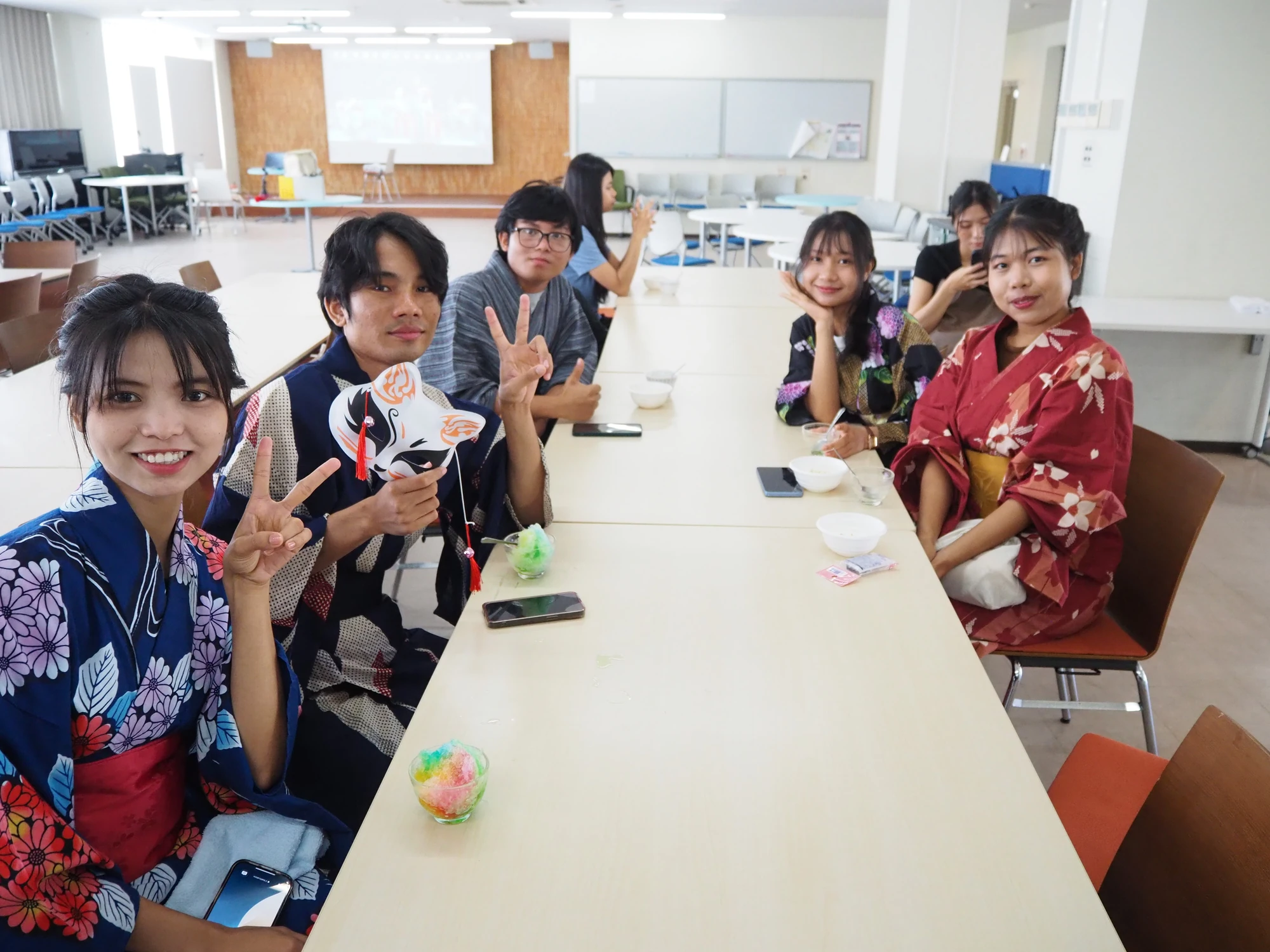 浴衣姿でテーブルを囲んで交流する学生たち